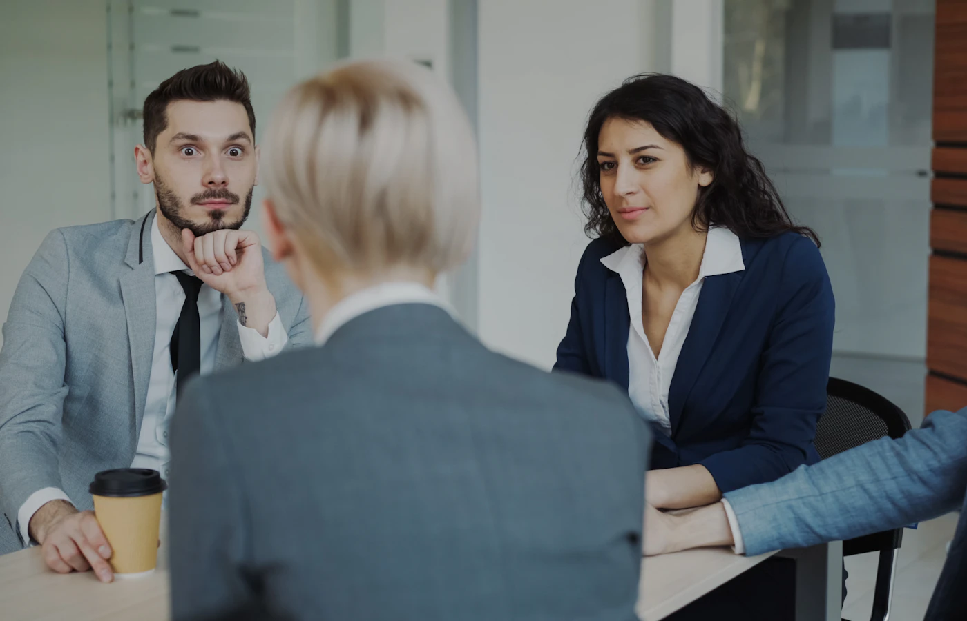 Discussion de travail autour d’une table