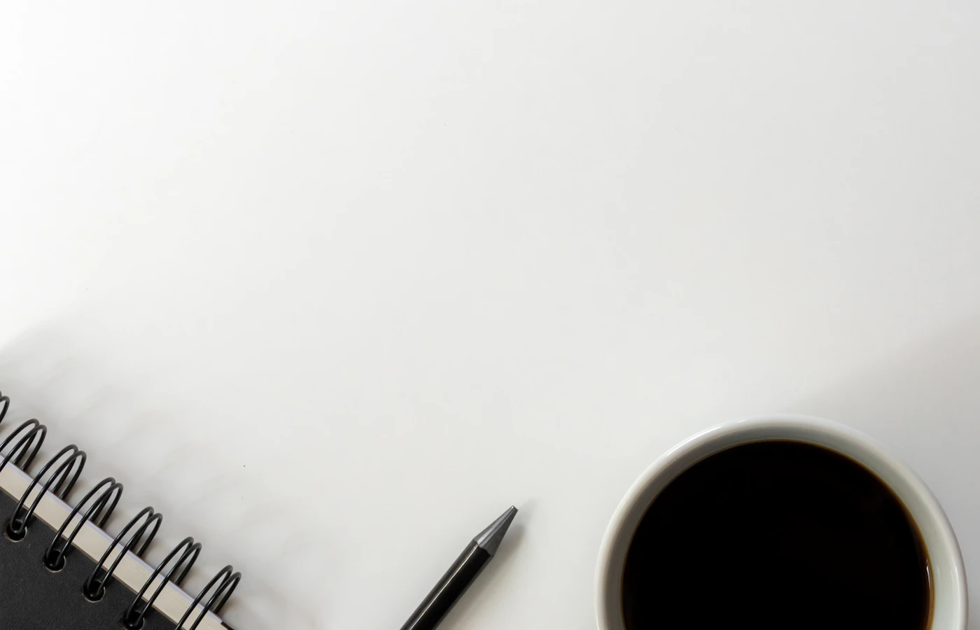 Café, carnet et crayon sur un bureau